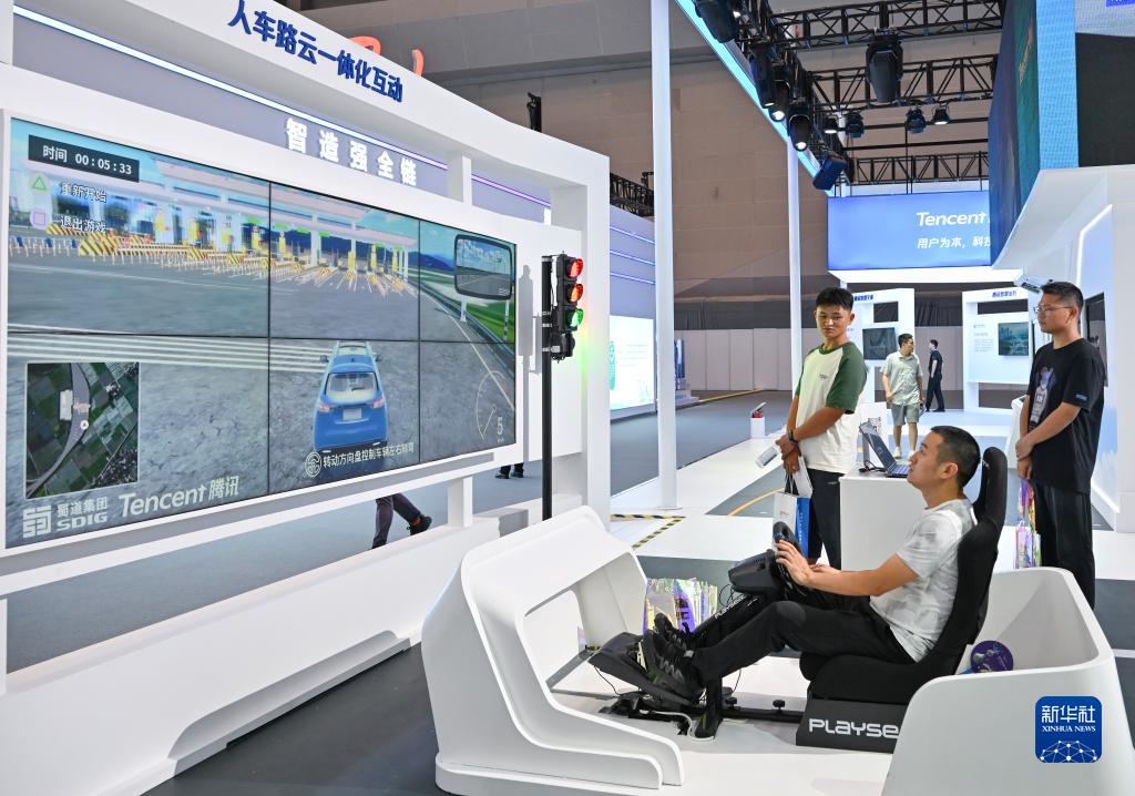 9月4日，觀眾在2023智博會騰訊展廳體驗(yàn)人車路云一體化互動。新華社記者 王全超 攝