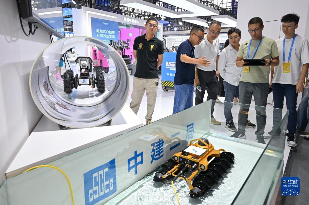 9月4日，觀眾在智博會上參觀中建二局展示的管道非開挖智能檢測“浮水機(jī)器人”。新華社記者 王全超 攝