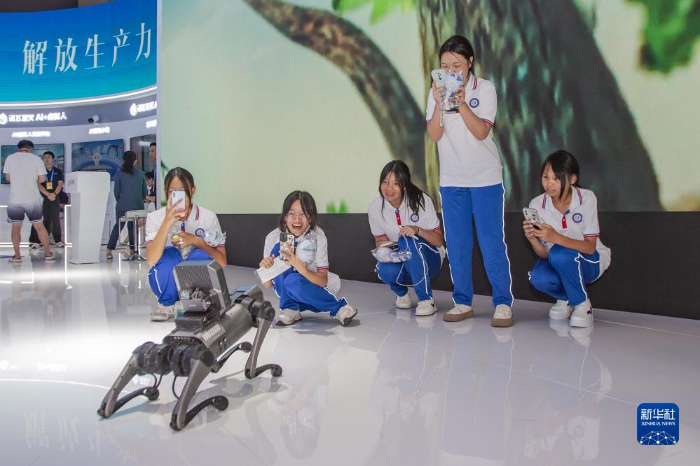 9月4日，在2023智博會科大訊飛展廳，訊飛工業(yè)巡檢機(jī)器人與觀眾互動。新華社記者 儲加音 攝