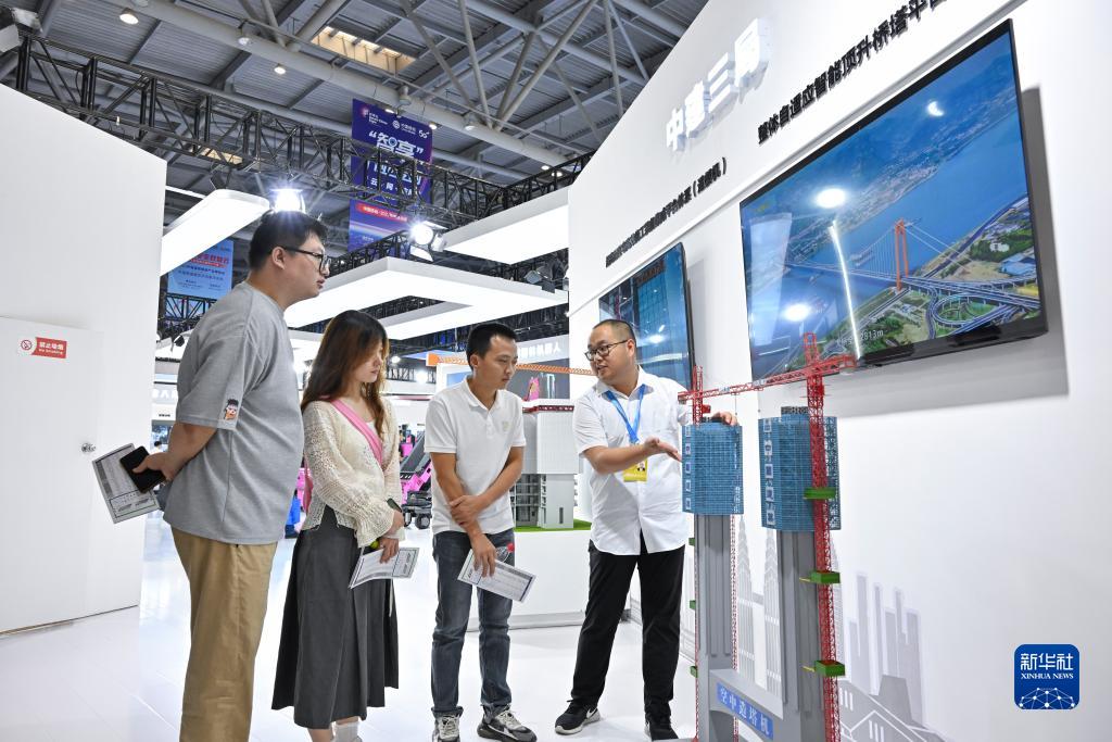 9月4日，觀眾在智博會上參觀中建三局展示的空中造塔機(jī)。新華社記者 王全超 攝
